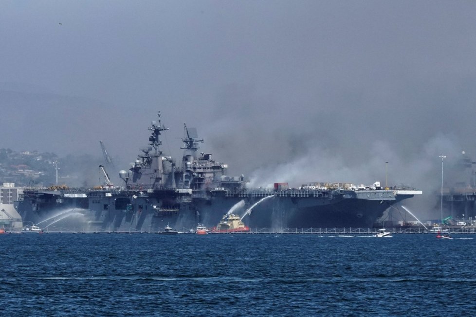 Na americké vojenské lodi vypukl požár, 18 námořníků v nemocnici