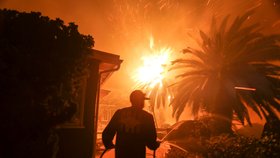 Obří požár v Kalifornii ohrožuje i domy celebrit.
