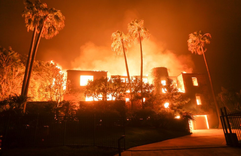 Obří požár v Kalifornii ohrožuje i domy celebrit.