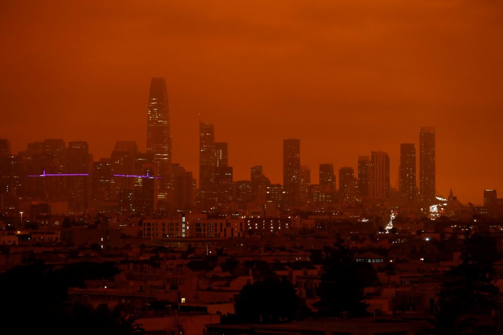 San Francisco zoranžovělo a ponořilo se do kouře.