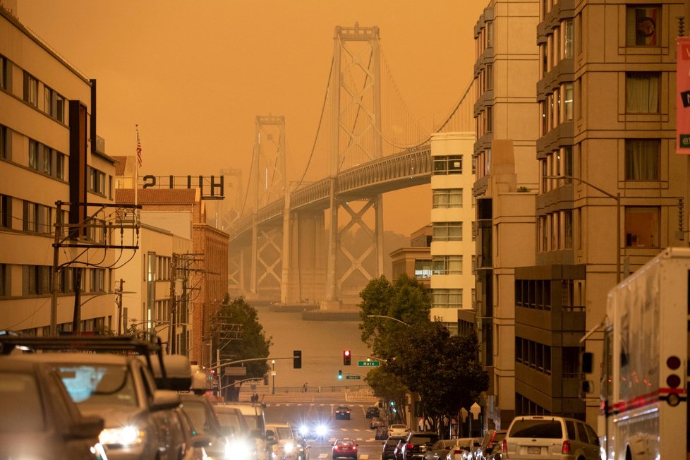 San Francisco zoranžovělo a ponořilo se do kouře.