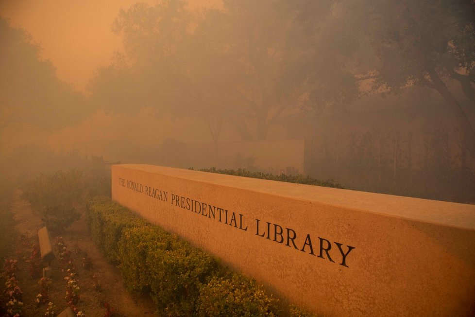 Knihovnu bývalého prezidenta Ronalda Reagana málem pohltily plameny. (30.10.2019)