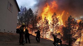 Nechtělo se mu na třídní sraz. Američan založil cestou za spolužáky 13 požárů