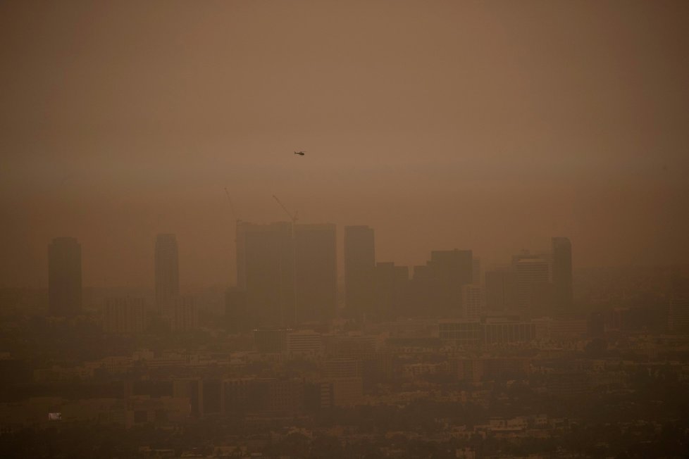 Los Angeles se kvůli požárům zahalilo do kouře.