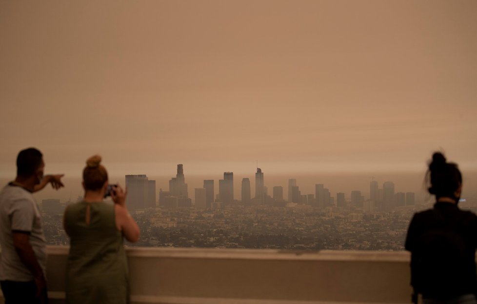 Los Angeles se kvůli požárům zahalilo do kouře.