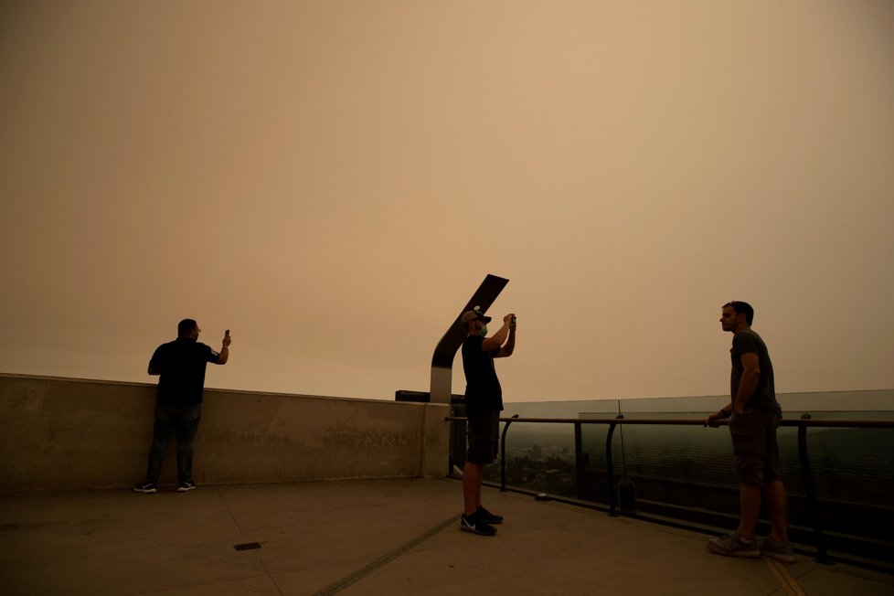 Los Angeles se kvůli požárům zahalilo do kouře.