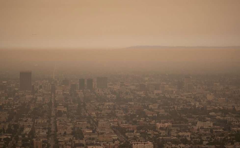 Los Angeles se kvůli požárům zahalilo do kouře.