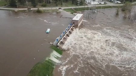 V Michiganu se protrhly dvě přehrady, tisíce evakuovaných.