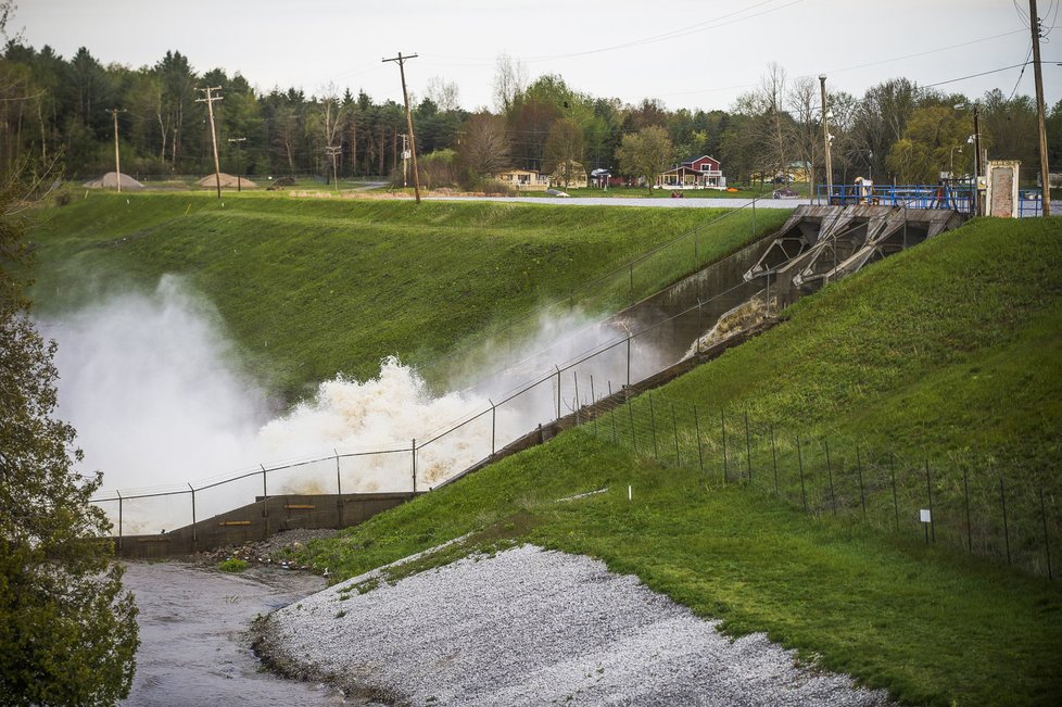V Michiganu se protrhly dvě přehrady, tisíce evakuovaných.