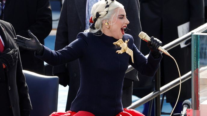 Lady Gaga na inauguraci Joea Bidena zpívala hymnu.