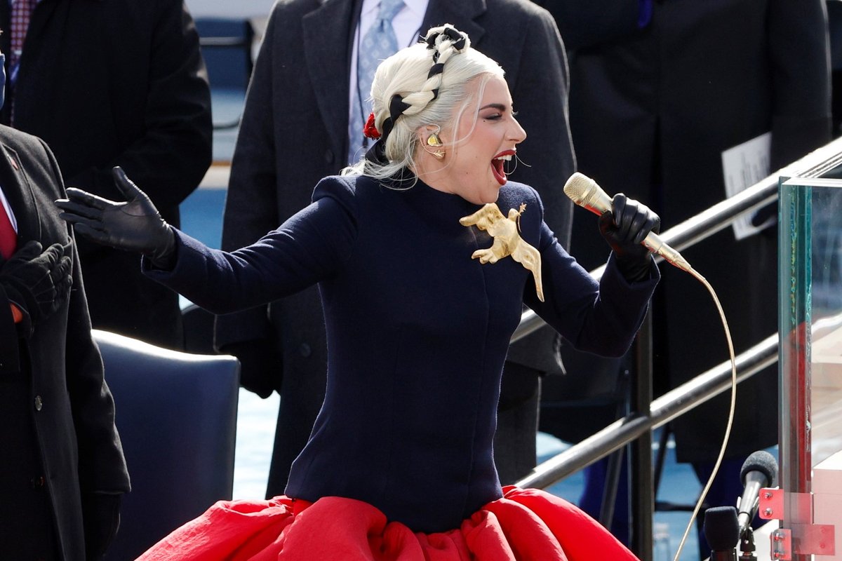 Lady Gaga na inauguraci Joea Bidena zpívala hymnu.