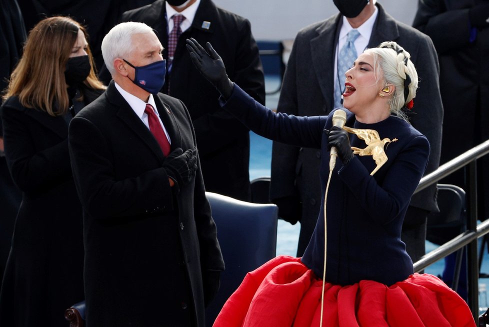 Americkou hymnu zazpívala Lady Gaga