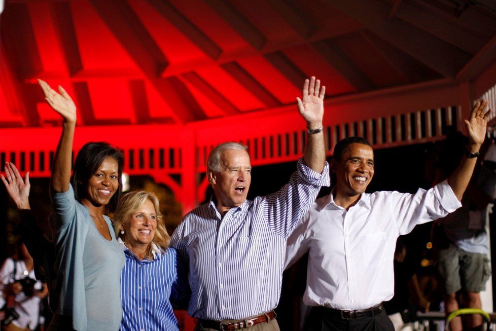 Rok 2008: Joe Biden a Barack Obama s manželkami ještě jako kandidáti na prezidenta na viceprezidenta
