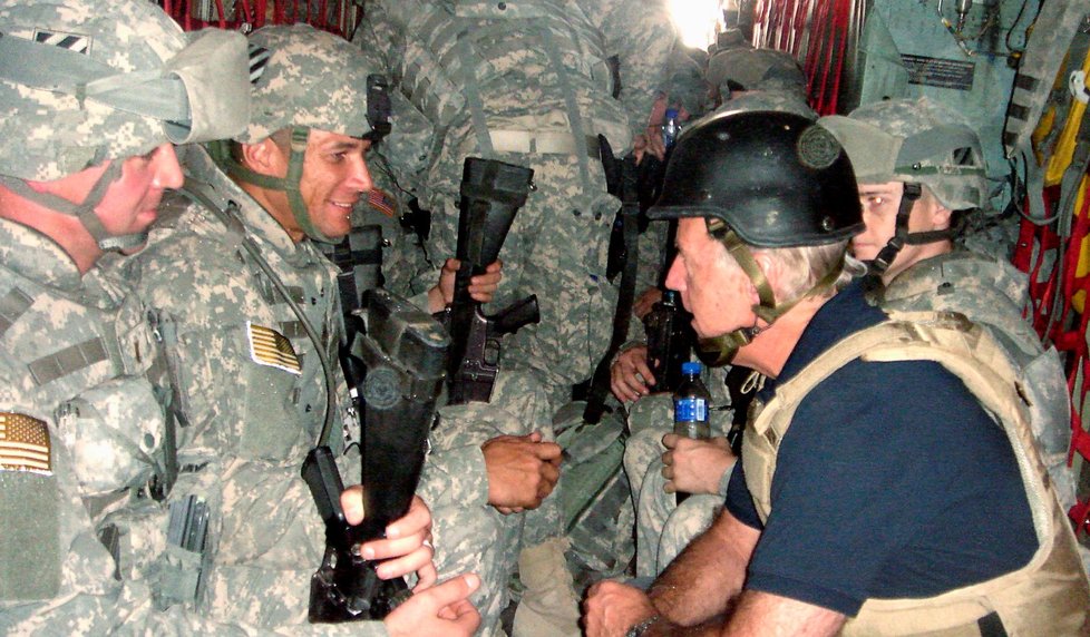 Rok 2007: Joe Biden jako tehdejší senátor a kandidát na viceprezidenta s americkými vojáky na cestě z Iráku do Kuvajtu.