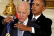 Rok 2017: Tehdejší prezident Barack Obama dává svému viceprezidentovi Joe Bidenovi medaili za svobodu