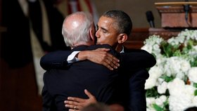 Rok 2015: Barack Obama objímá Joea Bidena na pohřbu jeho syna.