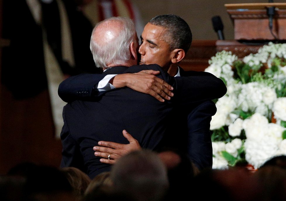 Rok 2015: Barack Obama objímá Joea Bidena na pohřbu jeho syna.