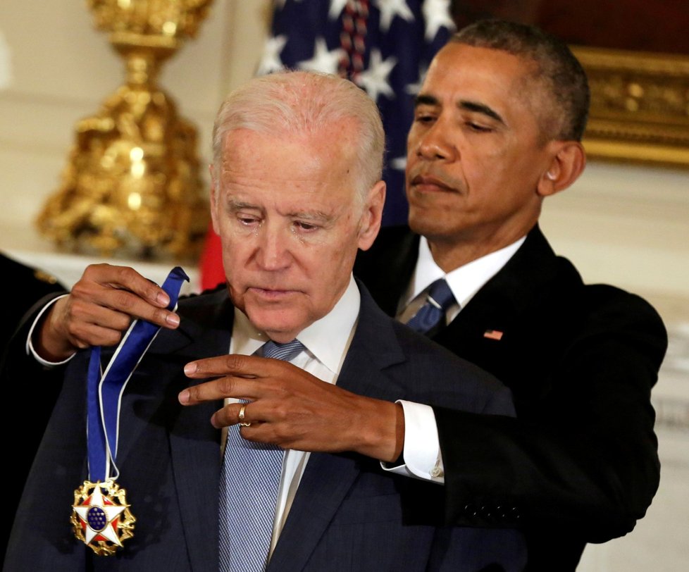 Rok 2017: Tehdejší prezident Barack Obama dává svému viceprezidentovi Joe Bidenovi medaili za svobodu