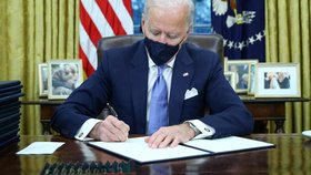 Americký prezident Joe Biden v Oválné pracovně.