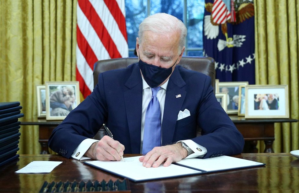 Americký prezident Joe Biden v Oválné pracovně.