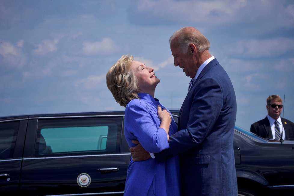 Rok 2016: Joe Biden s tehdejší kandidátkou na prezidentku Hillary Clintonovou
