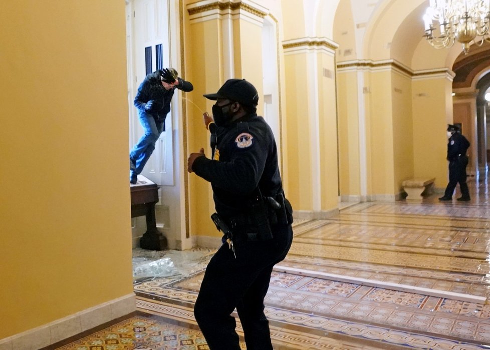 Zásah policie v Kapitolu.