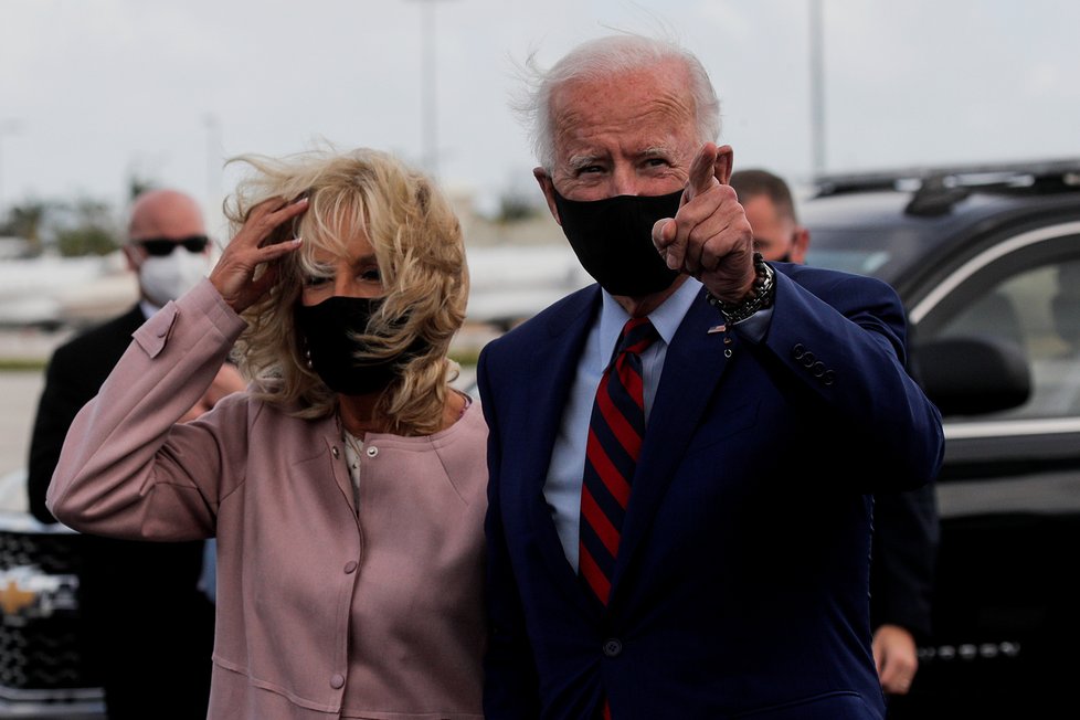 Demokratický kandidát na prezidenta USA Joe Biden s manželkou Jill během kampaně.