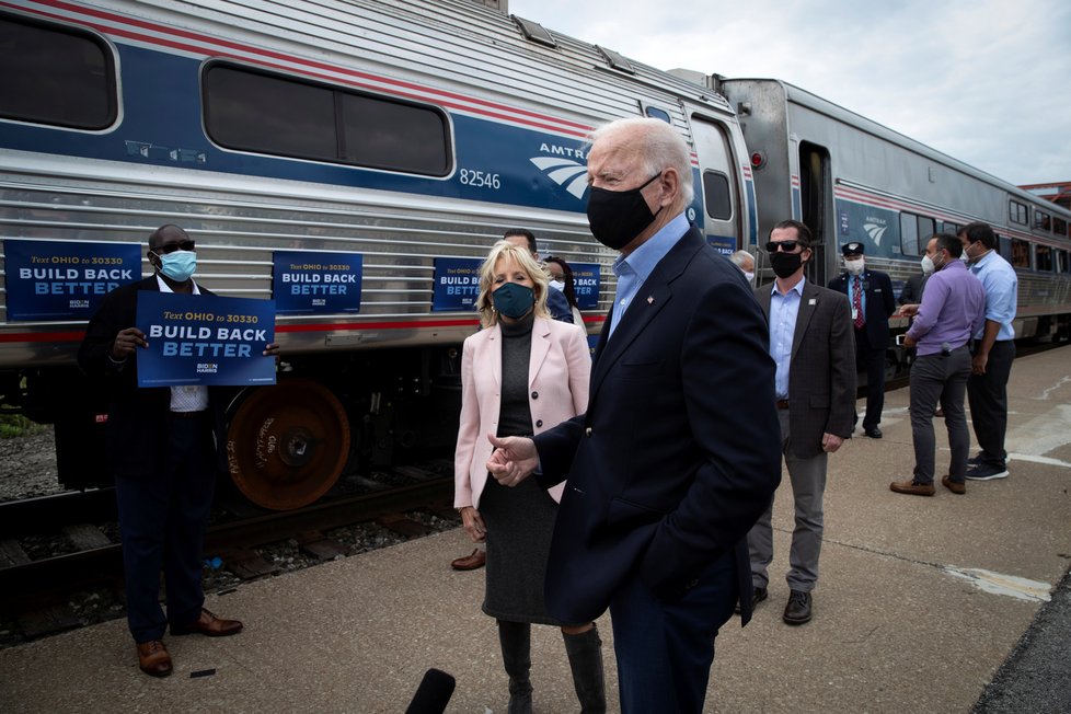 Demokratický kandidát na prezident USA Joe Biden s manželkou Jill během kampaně, (1. 10. 2020).