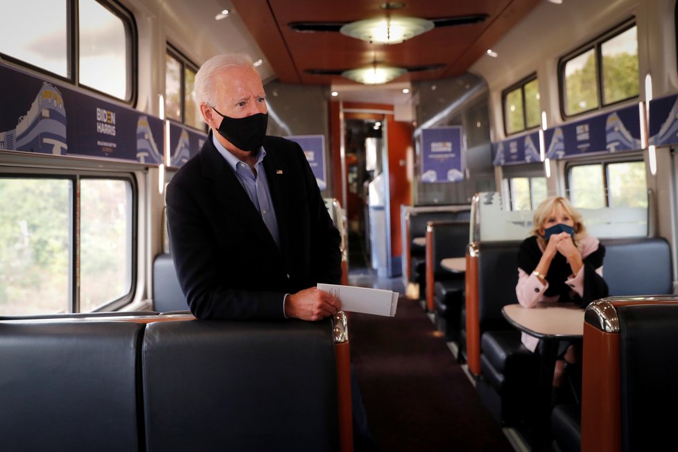 Demokratický kandidát na prezident USA Joe Biden s manželkou Jill během kampaně (1.10.2020)