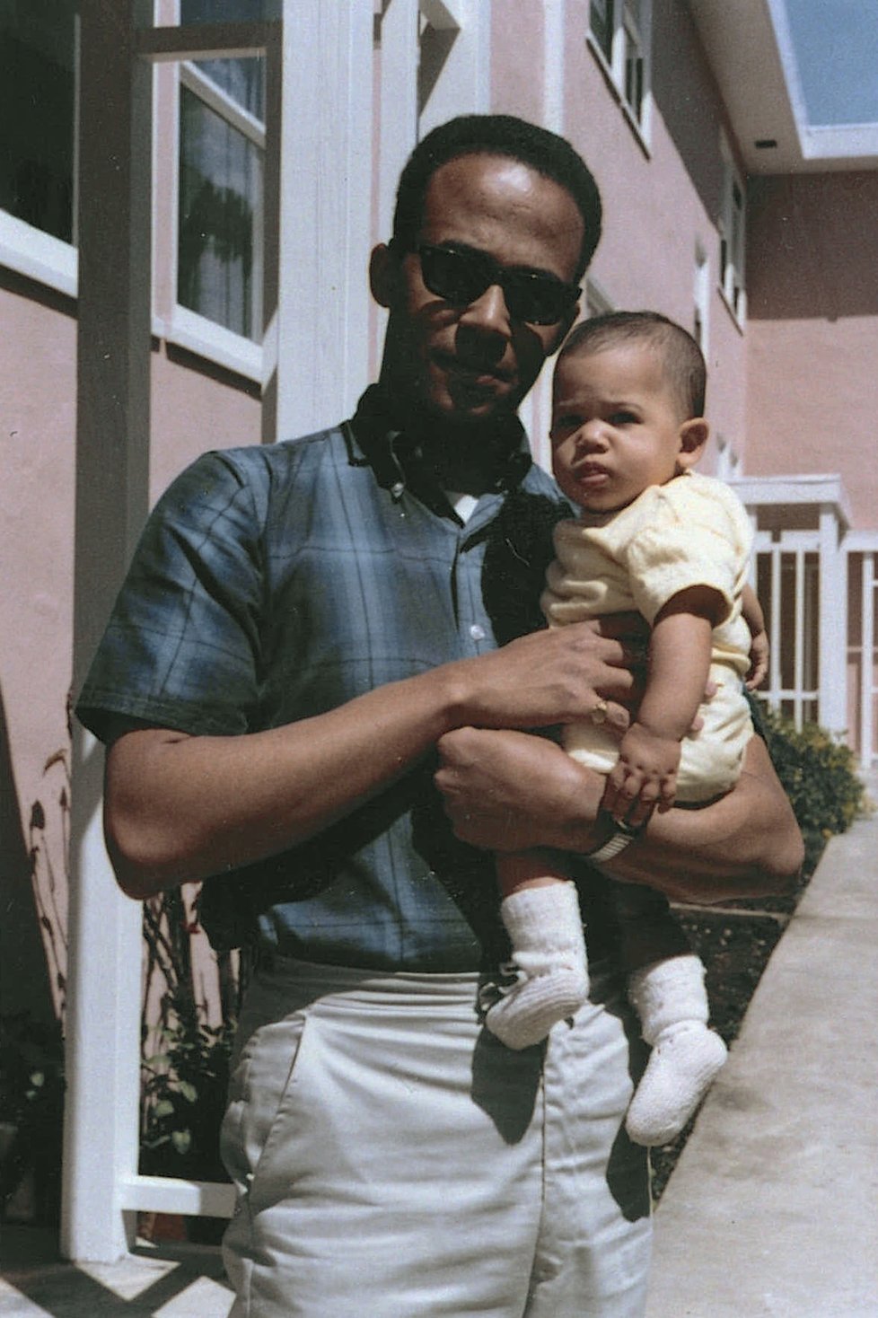 Senátorka Kamala Harrisová má šanci stát se vůbec první viceprezidentkou USA. Na archivním snímku s otcem.