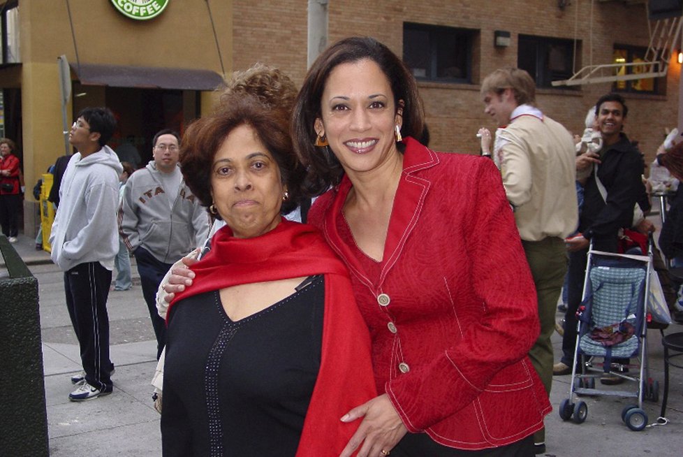 Senátorka Kamala Harrisová má šanci stát se vůbec první viceprezidentkou USA. Na archivním snímku z roku 2007 s matkou.