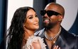 Americký rapper Kanye West s manželkou Kim Kardashianovou.
