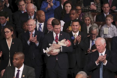 Prezidentský kandidát, americký kongresman Eric Swalwell s malou dcerou v Kongresu.