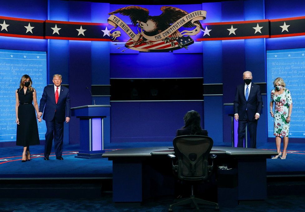 Prezidentská debata: Donald Trump a Joe Biden s manželkami.