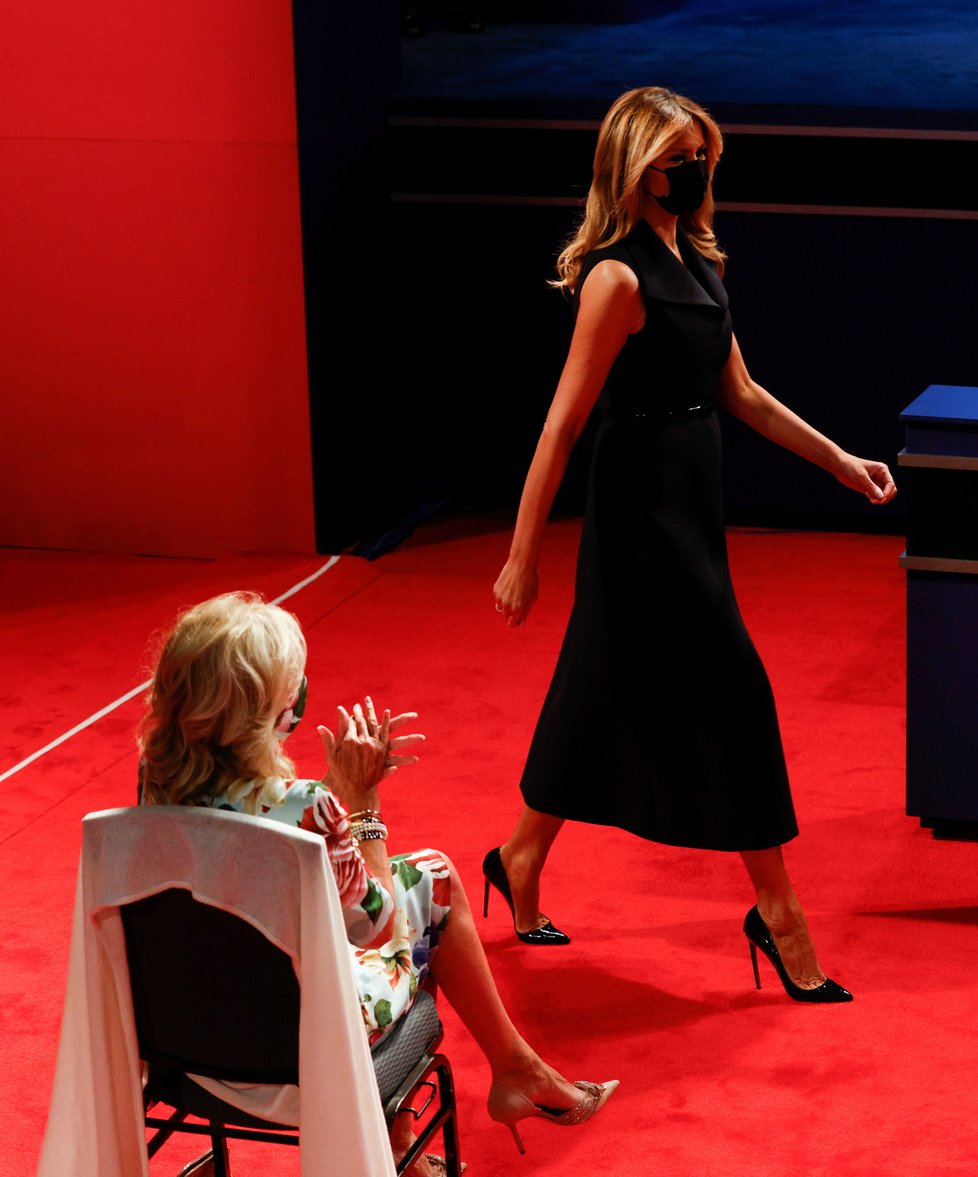 Prezidentská debata: Na snímku Melania Trumpová procházející kolem Jill Bidenové, (23.10.2020).