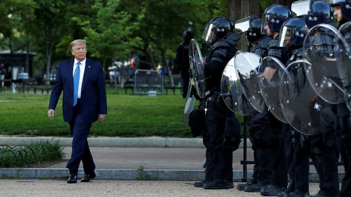 Protesty proti policejní brutalitě spustila na mnoha místech Spojených států smrt černocha George Floyda při policejním zásahu. (2. 6. 2020)