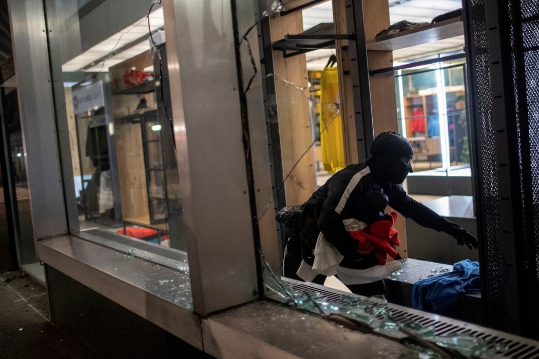 Protesty proti policejní brutalitě spustila na mnoha místech Spojených států smrt černocha George Floyda při policejním zásahu. Z některých míst byly v uplynulých nocích hlášeny střety policie s demonstranty, rabování a zapalování aut. (2. 6. 2020)