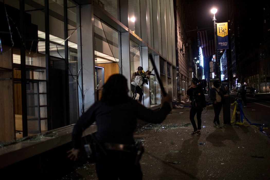 Protesty proti policejní brutalitě spustila na mnoha místech Spojených států smrt černocha George Floyda při policejním zásahu. Z některých míst byly v uplynulých nocích hlášeny střety policie s demonstranty, rabování a zapalování aut. (2. 6. 2020)