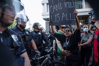 Trump chce do ulic měst USA poslat armádu. Protesty sílí, lidé rabovali i na Páté avenue