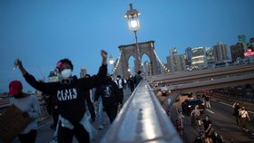 Protesty proti policejní brutalitě spustila na mnoha místech Spojených států smrt černocha George Floyda při policejním zásahu. (2. 6. 2020)