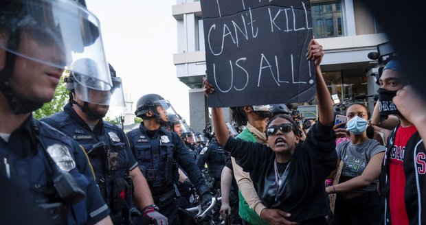 Trump chce do ulic měst USA poslat armádu. Protesty sílí, lidé rabovali i na Páté avenue