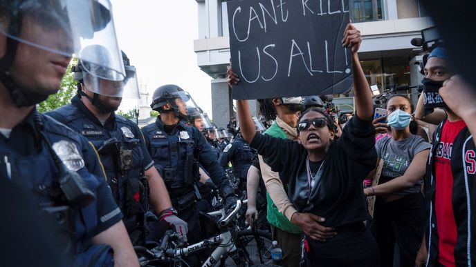Protesty kvůli násilné smrti černocha George Floyda zasáhly města napříč USA (1. 6. 2020)
