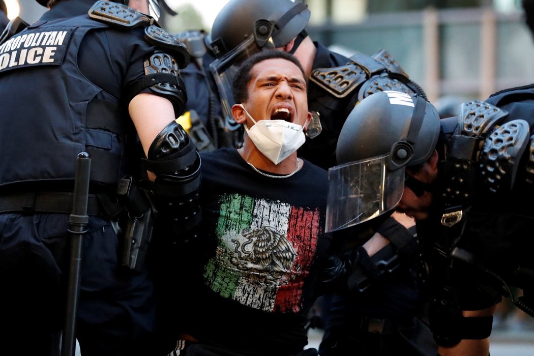 Protesty proti policejní brutalitě spustila na mnoha místech Spojených států smrt černocha George Floyda při policejním zásahu. (2. 6. 2020)