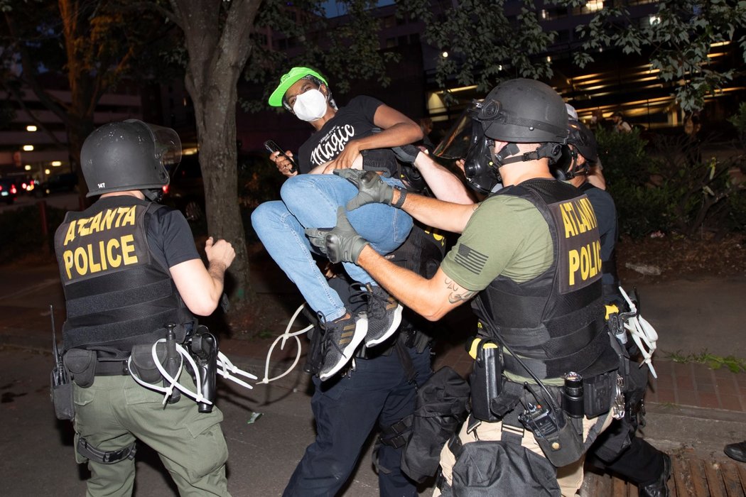 Protesty proti policejní brutalitě spustila na mnoha místech Spojených států smrt černocha George Floyda při policejním zásahu. (2. 6. 2020)