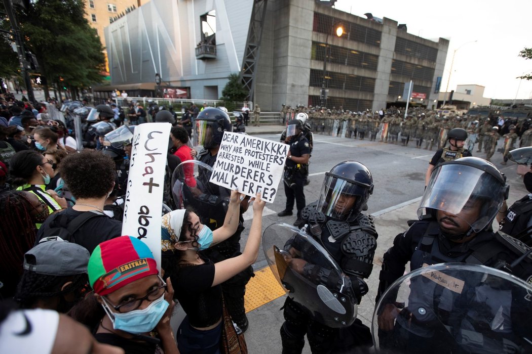 Protesty proti policejní brutalitě spustila na mnoha místech Spojených států smrt černocha George Floyda při policejním zásahu. (2. 6. 2020)