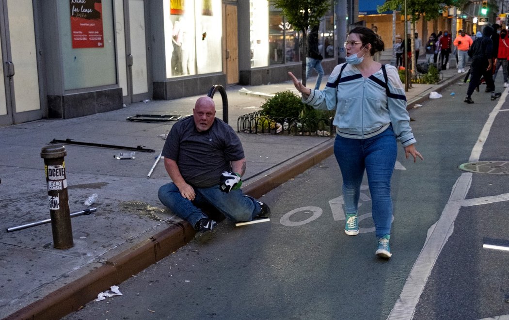 Protesty proti policejní brutalitě spustila na mnoha místech Spojených států smrt černocha George Floyda při policejním zásahu. (2. 6. 2020)