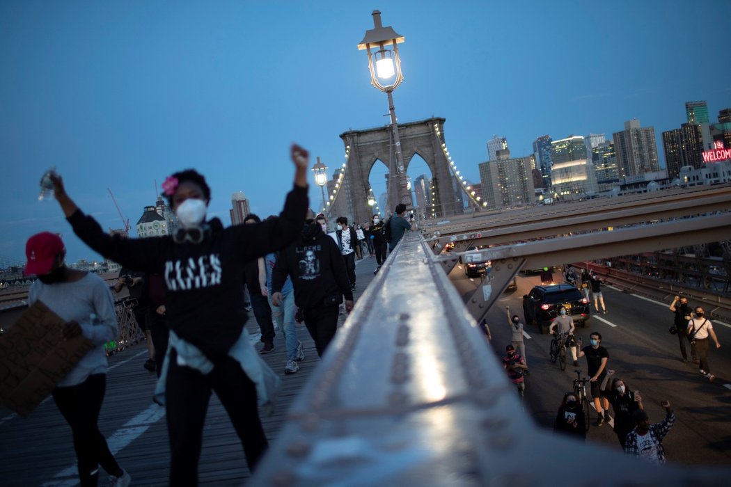 Protesty proti policejní brutalitě spustila na mnoha místech Spojených států smrt černocha George Floyda při policejním zásahu. (2. 6. 2020)