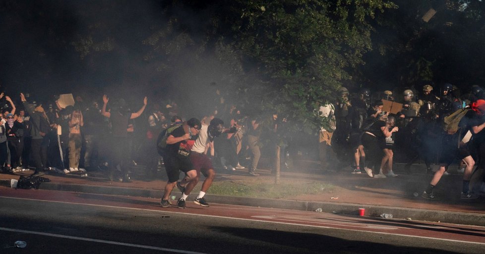 Protesty kvůli násilné smrti černocha George Floyda zasáhly města napříč USA. (1. 6. 2020)