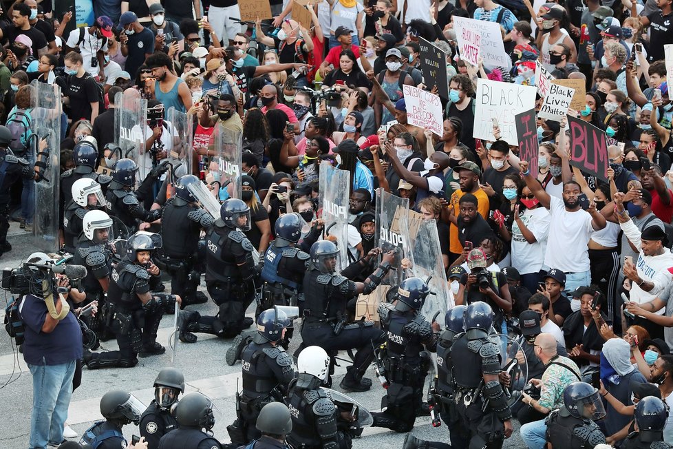 Protesty proti policejní brutalitě spustila na mnoha místech Spojených států smrt černocha George Floyda při policejním zásahu. (2. 6. 2020)