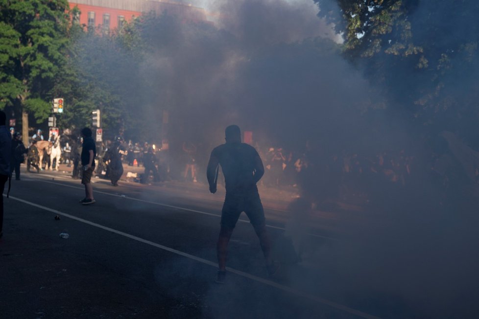 Protesty proti policejní brutalitě spustila na mnoha místech Spojených států smrt černocha George Floyda při policejním zásahu. (2. 6. 2020)